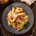 Penne à la crème de Parmesan AOP et Jambon cuit braisé.