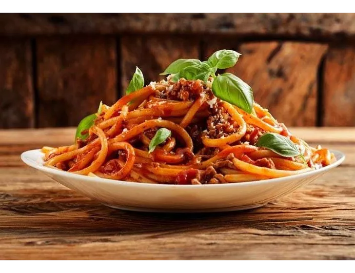 Spaghetti à la véritable Sauce Bolognèse, Parmesan râpé .