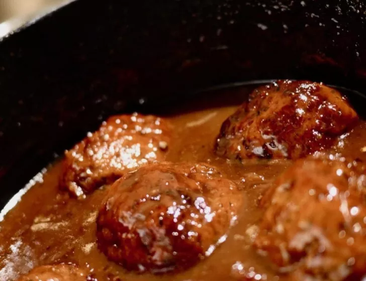 Véritables Boulets Liégeois , Purée de pommes de terre au beurre.