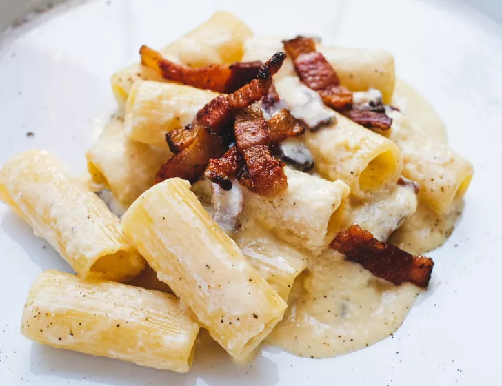 Gros Macaroni Cacio e Pepe & lardons de Guanciale.